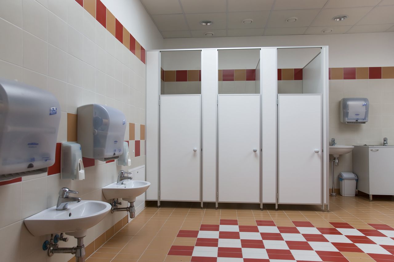 Znasz tę ukrytą funkcję z publicznych toalet? Pozwala zachować większą higienę