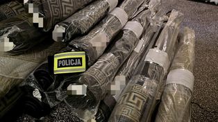 Katowice: Policja przejęła podrabiane luksusowe dywany warte ponad 7 milionów złotych. Zarzuty dla 62-letniej hurtowniczki