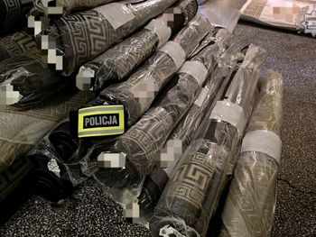 Katowice: Policja przejęła podrabiane luksusowe dywany warte ponad 7 milionów złotych. Zarzuty dla 62-letniej hurtowniczki