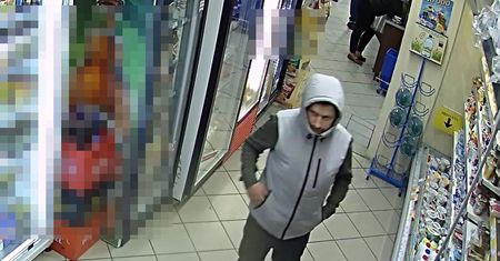 Wszedł na zaplecze sklepu i ukradł pieniądze. Został nagrany, jest poszukiwany