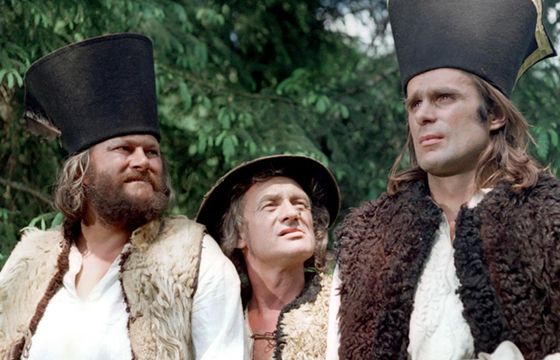 Jakie filmy kochają poszczególne generacje Polaków – od Zetek do Baby Boomersów? Najczęściej wymieniamy „Janosika” i „Psy”