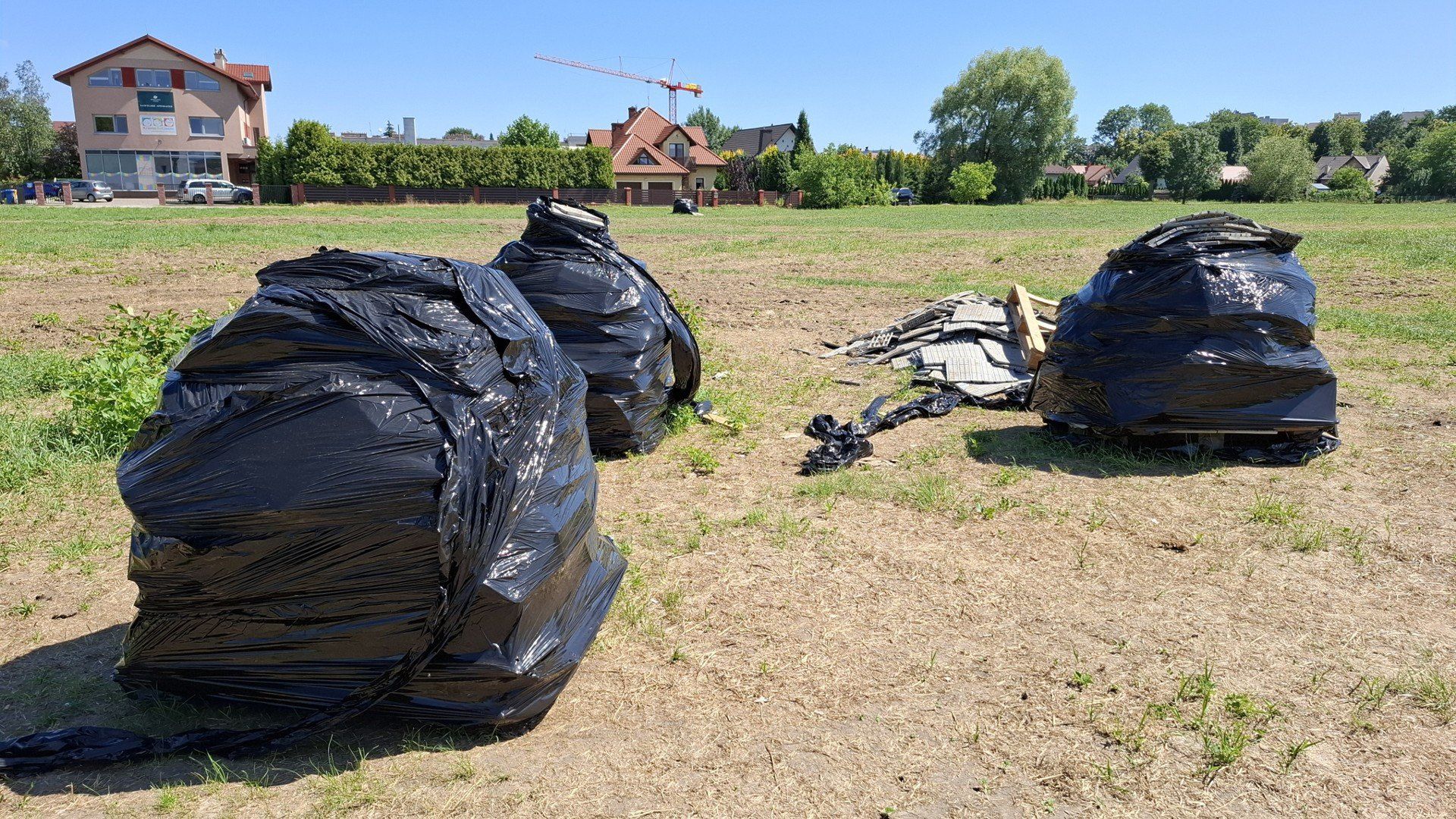 Plastikowa siatka nadal nie została posprzątana mimo że od KultURaliów minął już prawie miesiąc.