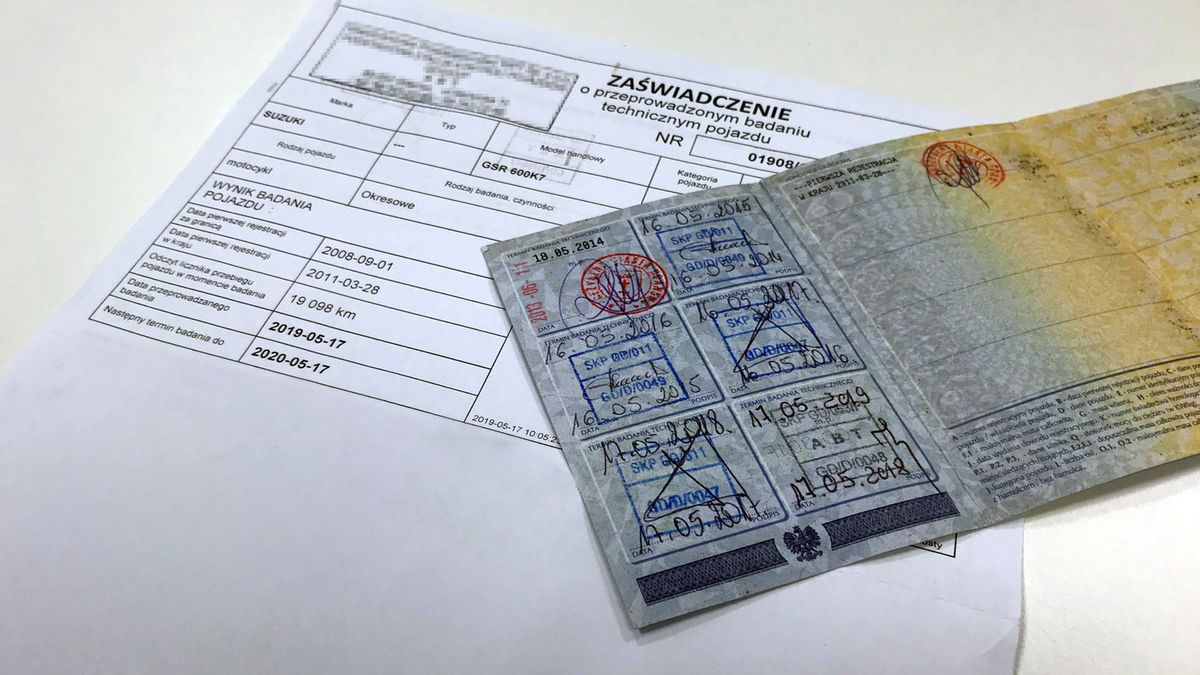 Dowód rejestracyjny nie musi być wożony w aucie, ale nie oznacza to, że stracił na znaczeniu.