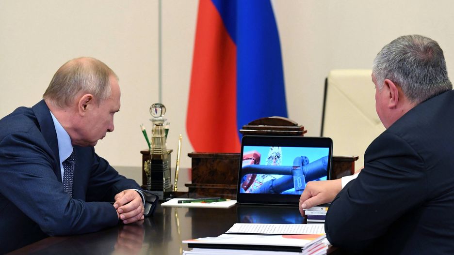 Vladimir Putin and Igor Sechin
epa08611131 Russian President Vladimir Putin (L) meets with Igor Sechin Chief Executive of Rosneft at Novo-Ogaryovo state residence, outside Moscow, Russia, 18 August 2020.  EPA/ALEXEI NIKOLSKY / SPUTNIK / KREMLIN POOL 
Dostawca: PAP/EPA.
ALEXEI NIKOLSKY / SPUTNIK / KREMLIN POOL