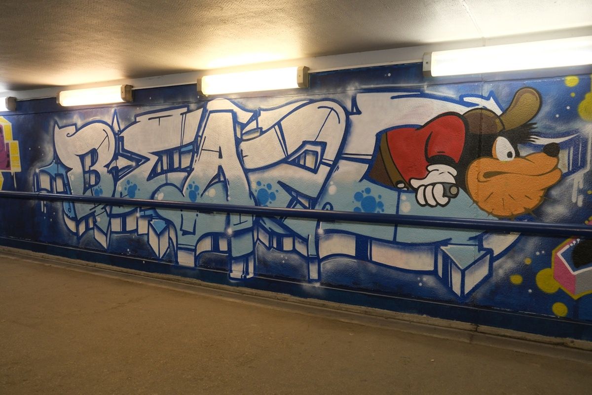 Graffiti w podziemnym tunelu przystanku Lublin Północny