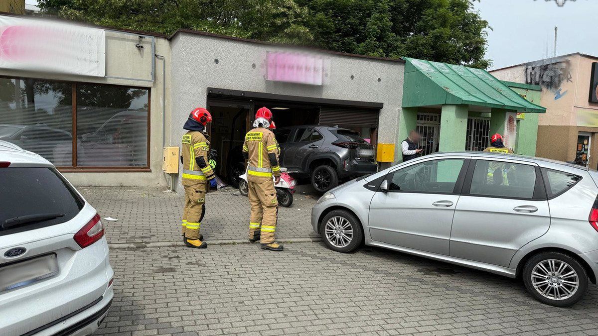 Samochód wjechał do sklepu