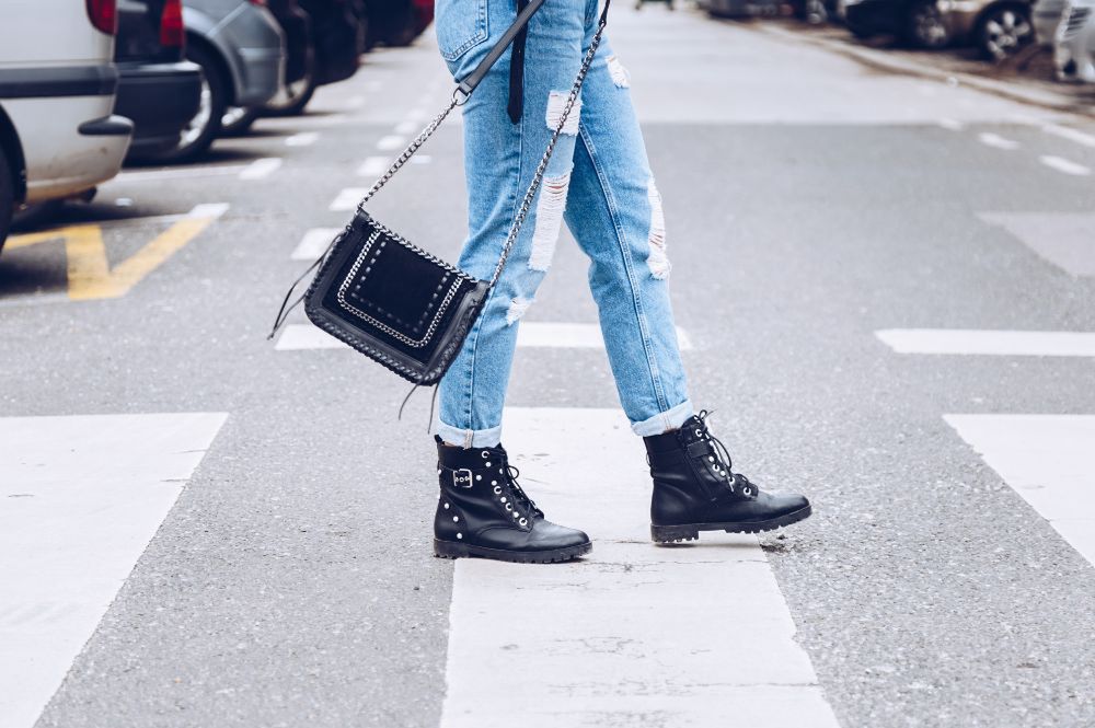 Denim zawsze w modzie. Jak nosić jeansy u progu jesieni?