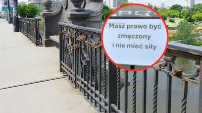 Nowe tabliczki na warszawskim moście. Mają niepokojący przekaz