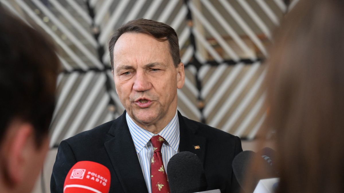 Bruksela, Belgia, 16.03.2026. Wicepremier, minister spraw zagranicznych Radosław Sikorski podczas wypowiedzi dla mediów w Brukseli, 16 bm. Szef MSZ bierze udział w posiedzeniu europejskiej Rady do Spraw Zagranicznych. (jm) PAP/Wiktor Dąbkowski