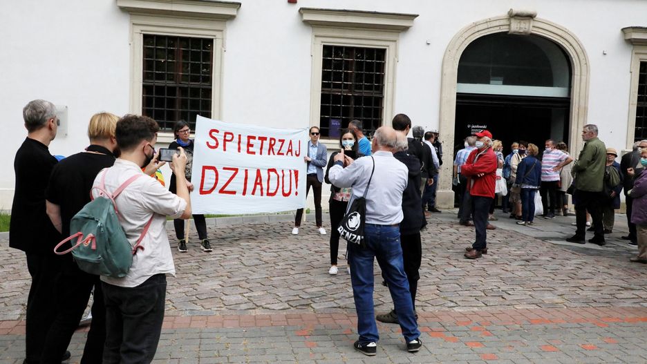 Protest przed koncertem Jana Pietrzaka