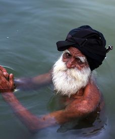 412. rocznica umieszczenia świętej księgi sikhów w "Złotej Świątyni"