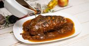O ten przepis poprosiła mnie nawet teściowa. Pieczona łopatka z jabłkami i śliwkami to hit