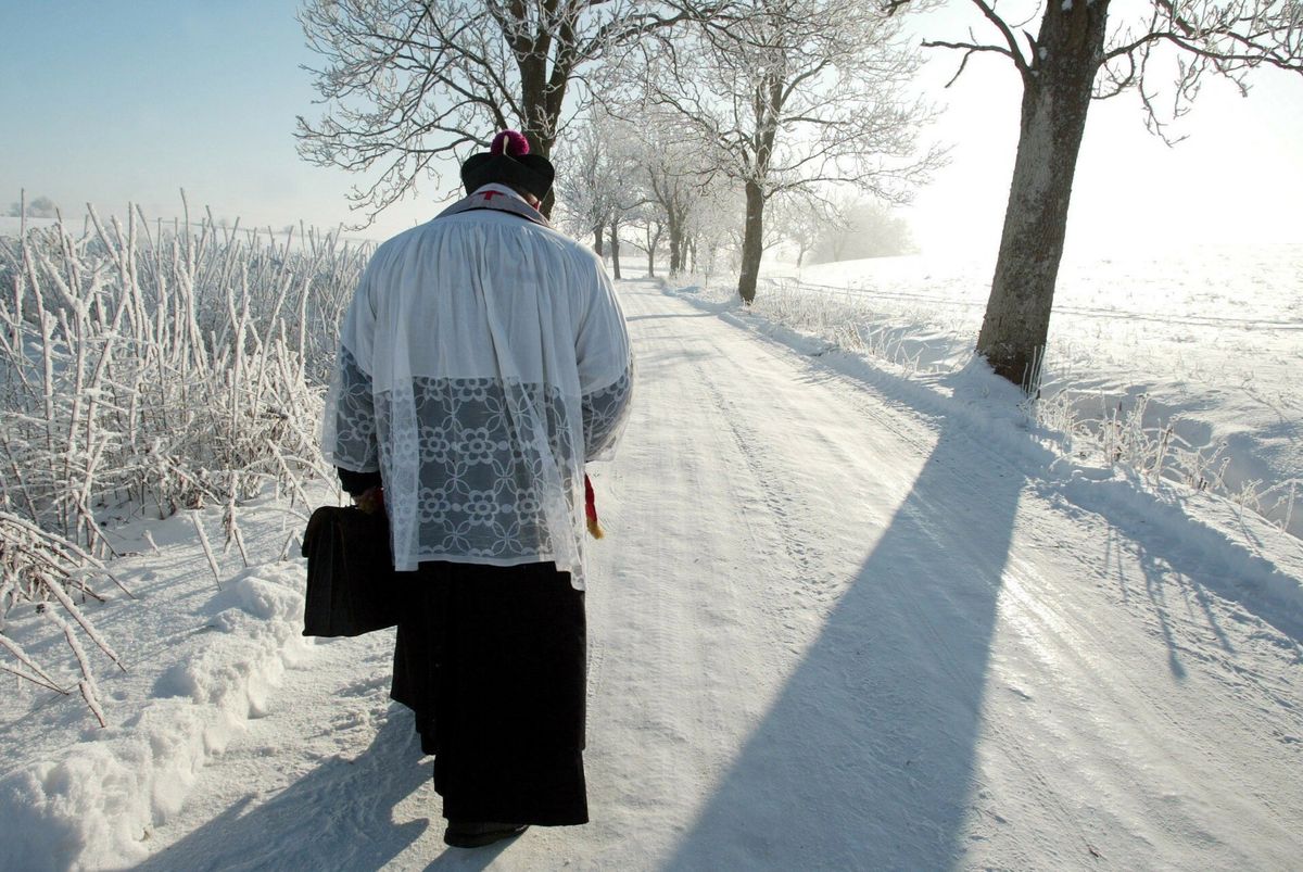 Proboszcz parafii w Kwiecewie w woj. warmińsko-mazurskim podczas kolędy