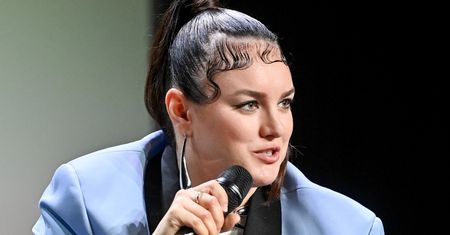 Tak ubrana weszła na scenę. Aż razi w oczy