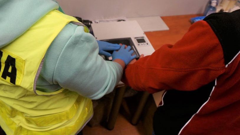 Śląskie. Lublinieccy policjanci zatrzymali dwóch mężczyzn, którzy w Pawonkowie chcieli ukraść dostawczego peugeota.