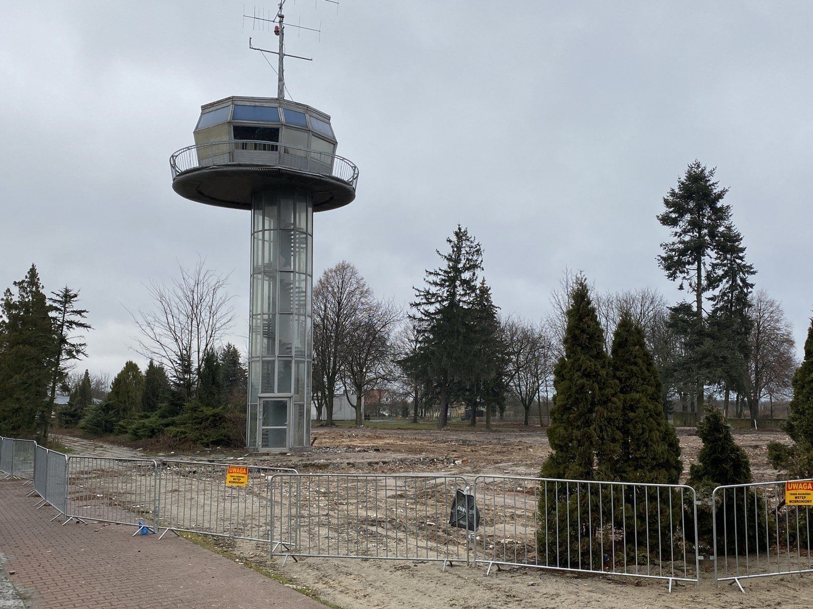 Jesienią 2024 roku rozebrano stojący przy wieży nieczynny hotel i restaurację