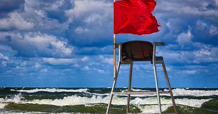 Dramat na plaży nad Bałtykiem. Dwójka dzieci zaczęła się topić