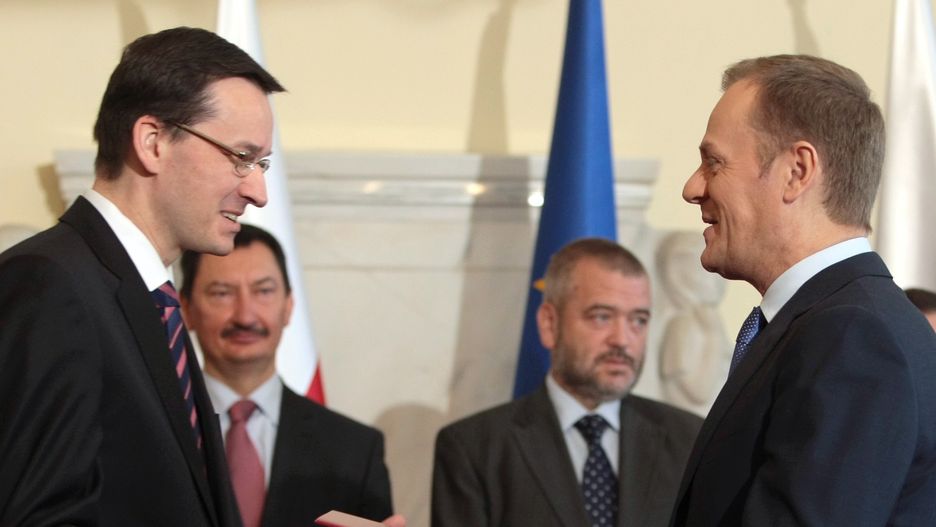 Donald Tusk wręcza Mateuszowi Morawieckiemu nominację do Rady Gospodarczej w 2010 r.