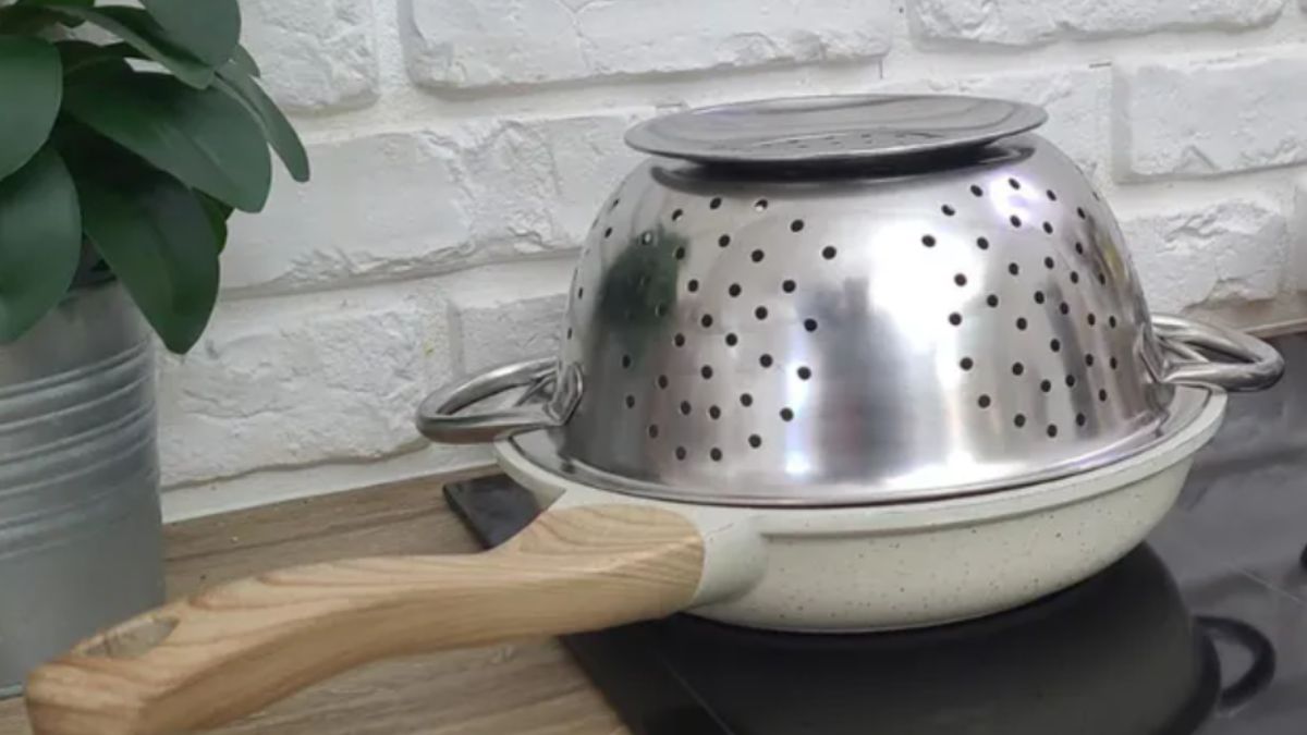 Babcia trzyma durszlak na patelni. Śmieszyło mnie to, ale sama spróbwałam i nie żałuje