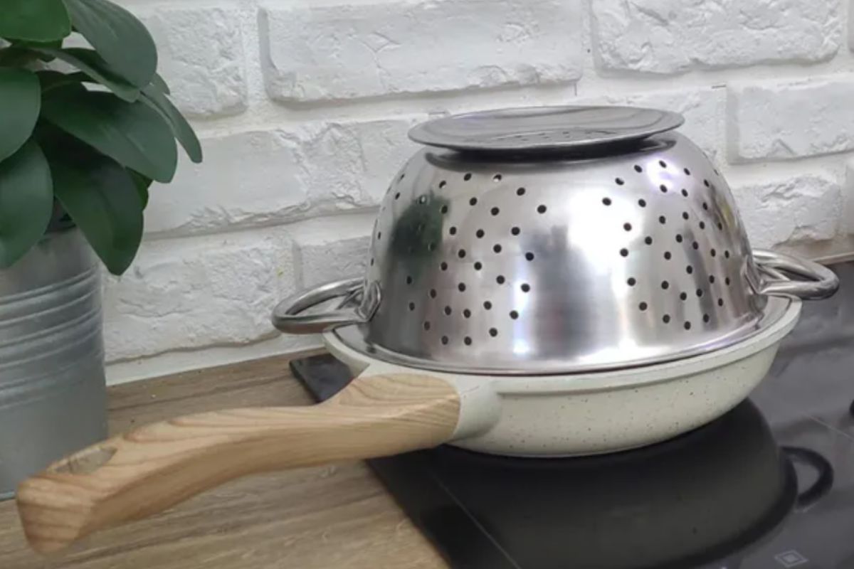 Babcia trzyma durszlak na patelni. Śmieszyło mnie to, ale sam spróbowałem i nie żałuję