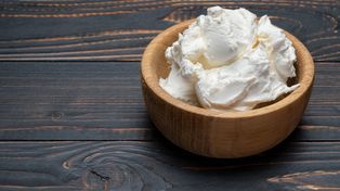 Szkodzi sercu, źle wpływa na trawienie. Ten ser lepiej ograniczyć