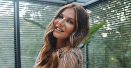 Anna Lewandowska w stylizacji z lat 90. Spodnie typu wide leg są hitem sezonu
