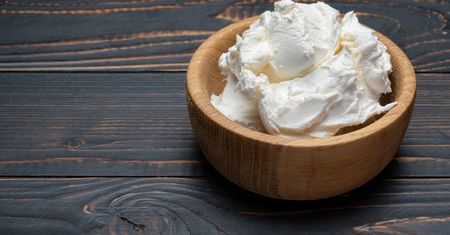 Szkodzi sercu, źle wpływa na trawienie. Ten ser lepiej ograniczyć