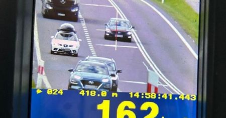 87-latek nagrany na drodze. Policja mu nie darowała
