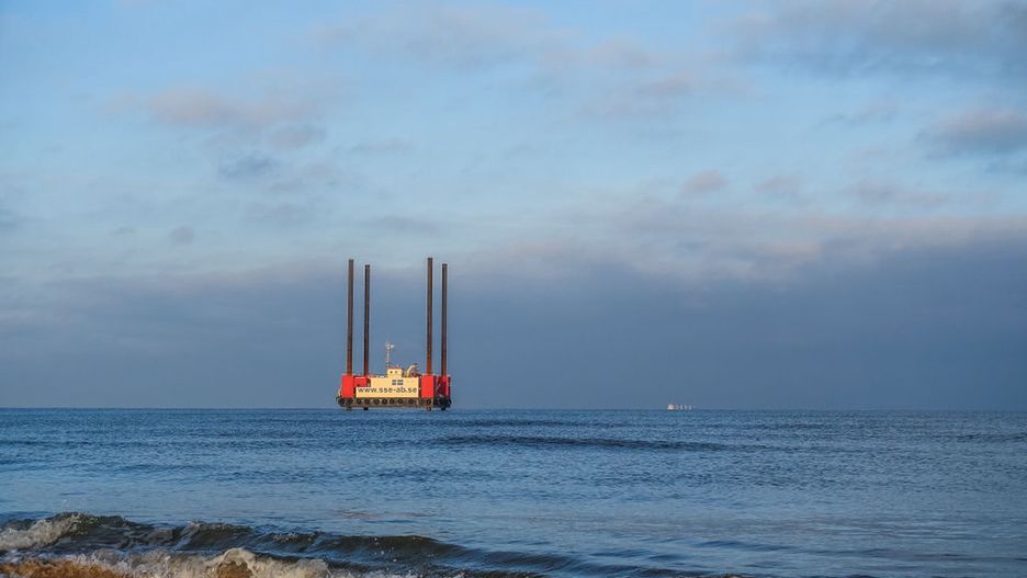 Platforma morskiej farmy wiatrowej Baltic Power w okolicach Lubi