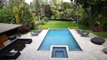 Czy basen w ogrodzie wymaga pozwolenia? Przepisy zaskakują wielu właścicieli