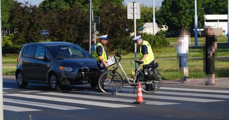 Potrącenie rowerzysty na al. Andersa. Kierowca mitsubishi nie ustąpił pierwszeństwa [ZDJĘCIA]