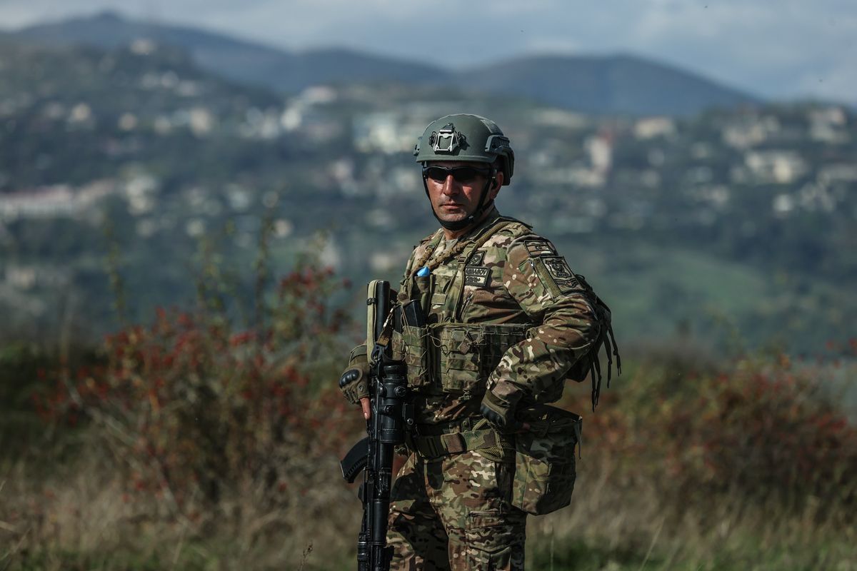 Azerbejdżański żołnierz na tle Górskiego Karabachu