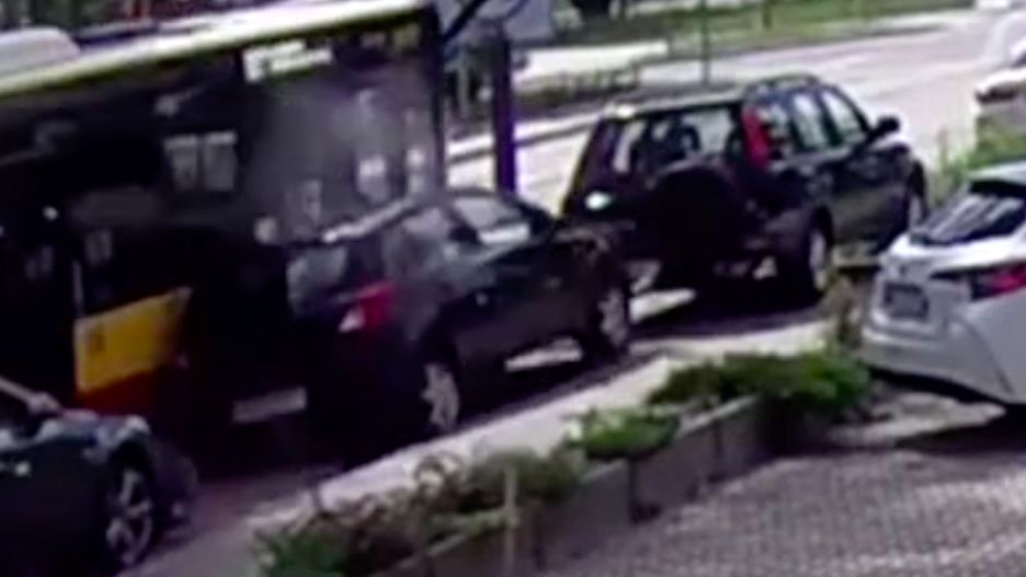 Warszawa. Moment wypadku, do którego doszło 7 lipca 2020 roku przy ulicy Klaudyny nagrały kamery salonu Toyota