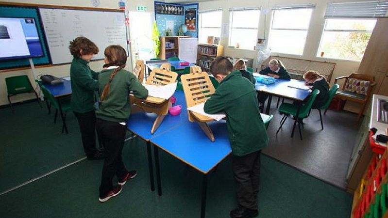 Angielskie dzieci zaczęły uczyć się w szkole na stojąco. Ma być to rozwiązanie dla problemu otyłości dzieci