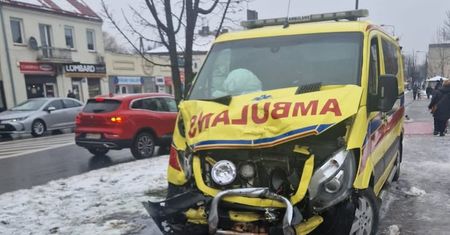 Wypadek z udziałem karetki. Trzy osoby trafiły do szpitala
