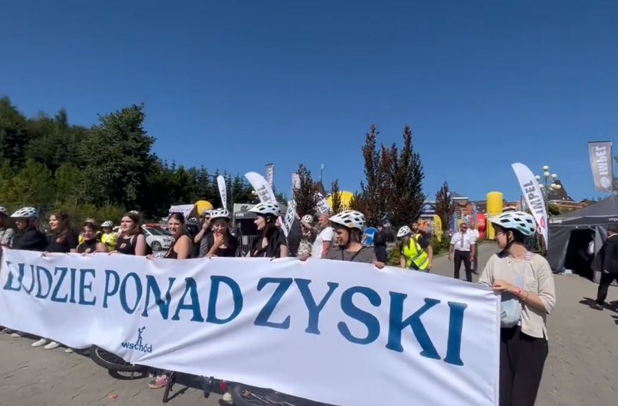 Kilkadziesiąt osób protestuje pod  Forum Ekonomicznym w Karpaczu