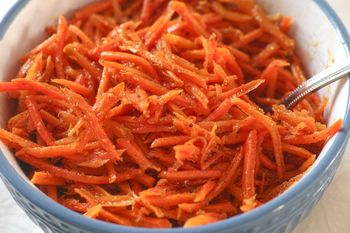 Surówka z marchewki, którą zrobisz w kilka minut. Potrzebujesz tylko 3 składników