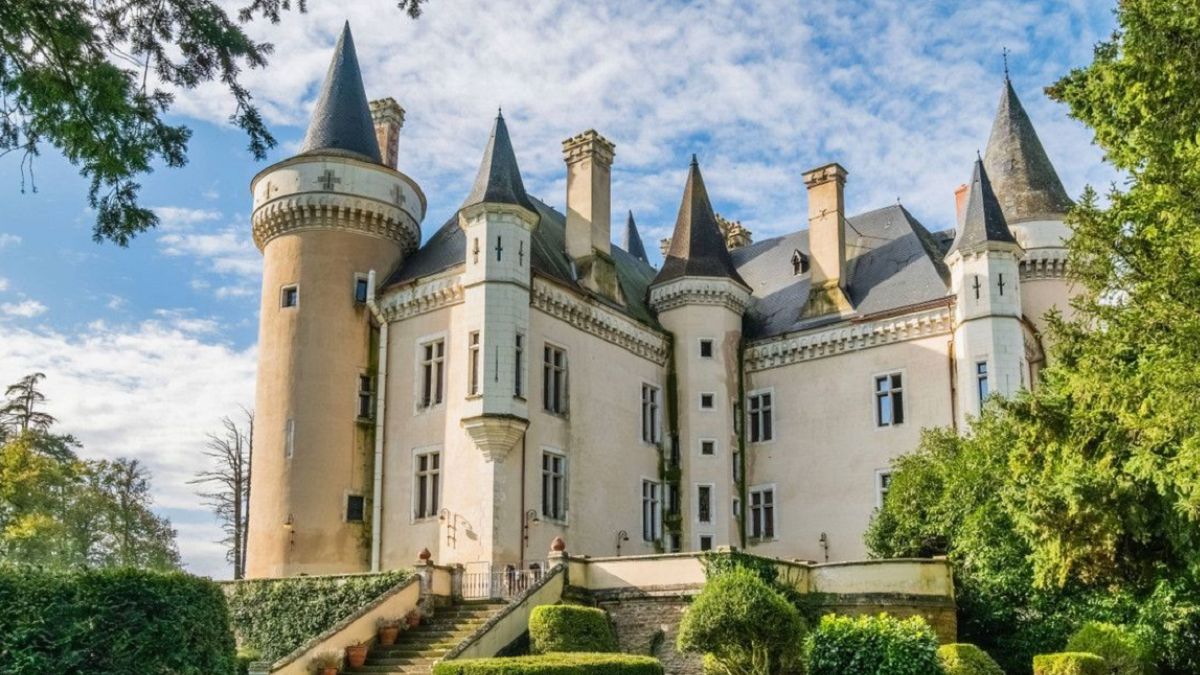 Zamek ze skarbem Napoleona wystawiony na sprzedaż.