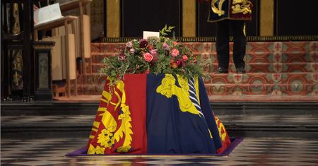 Trumna z ciałem Elżbiety II opuszczona do krypty [RELACJA NA ŻYWO]