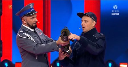 Kabaret Młodych Panów nie miał litości dla komendanta. Na scenie "odpalił" granatnik