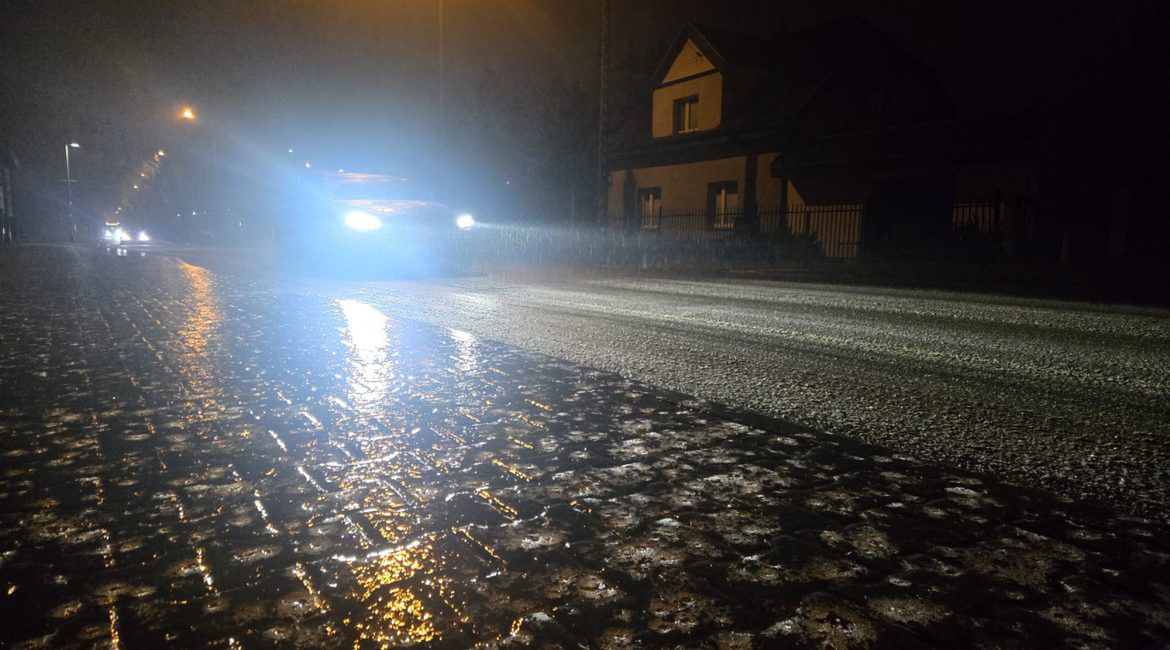 Gołoledź paraliżuje Polskę: Lotnisko Ławica w Poznaniu zamknięte, pociągi stoją, IMGW alarmuje na pomarańczowo