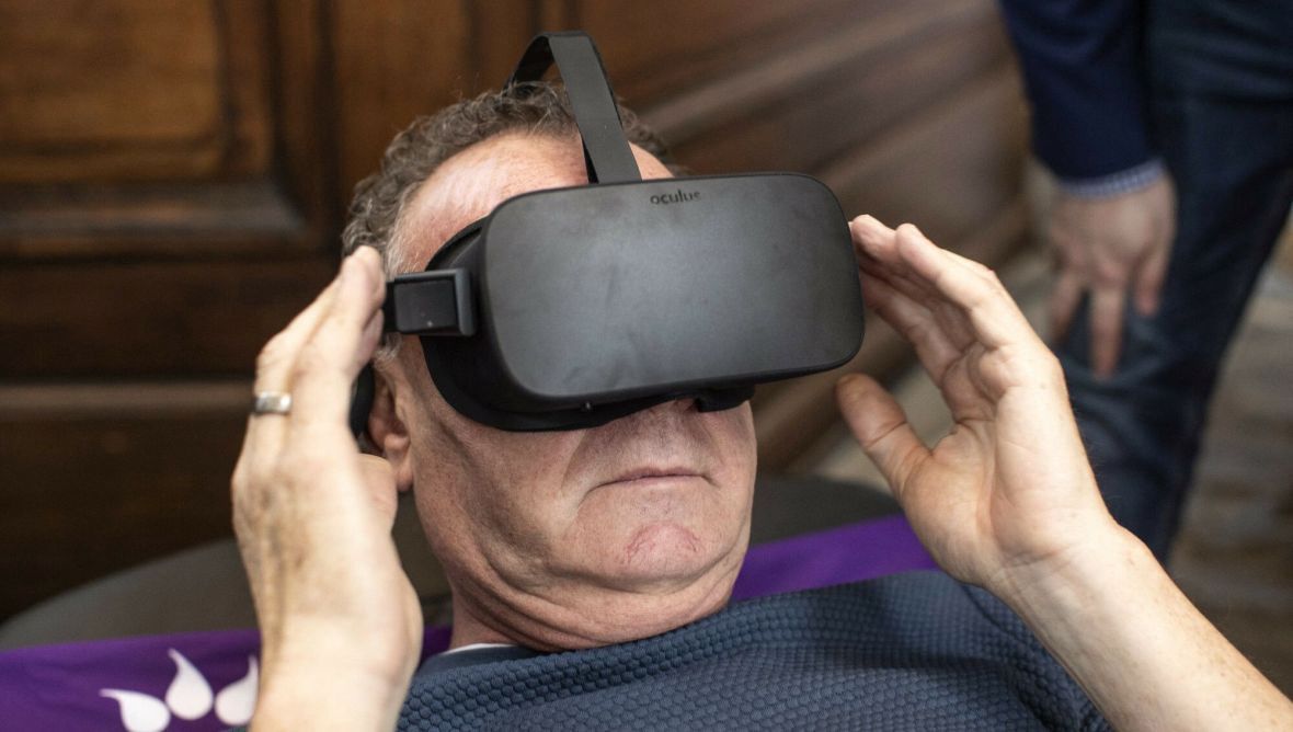 Jeden z uczestników targów pogrzebowych w Amsterdamie zakłada gogle VR i doświadcza umierania w wirtualnej rzeczywistości