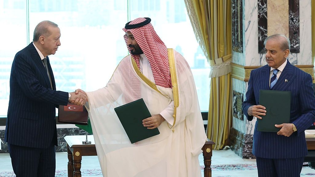 Premier Turcji Recep Erdogan (L), następca tronu Arabii Moha