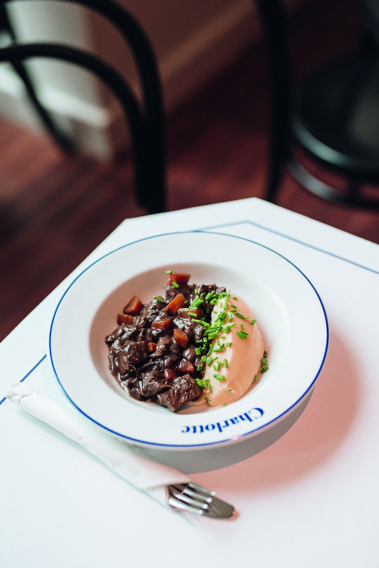 Bœuf bourguignon. Klasyczny francuski gulasz, który rozgrzewa i koi