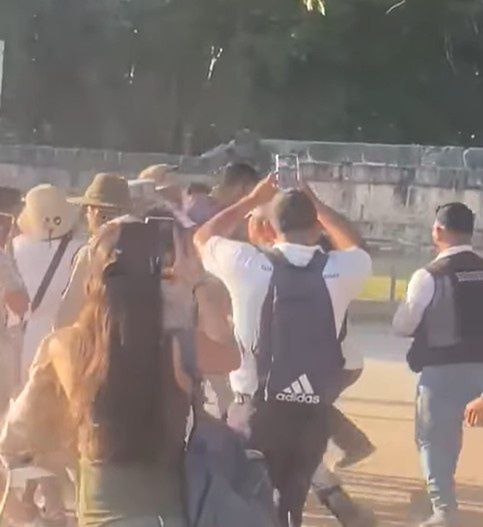 Ludzie rzucili się na turystę, który mógł uszkodzić świątynię
