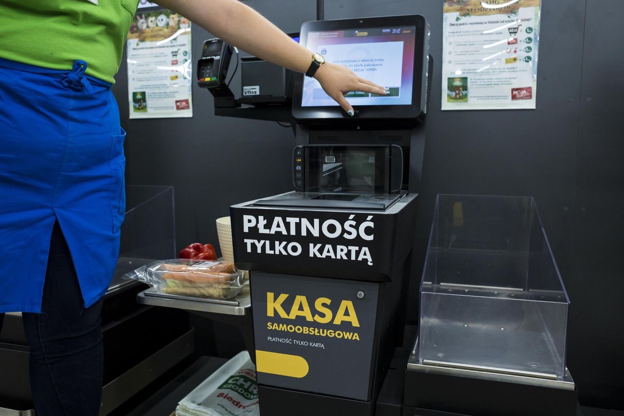 Nie oszukasz Biedronki. Coraz więcej stoisk samoobsługowych wyposażonych w inteligentne kamery