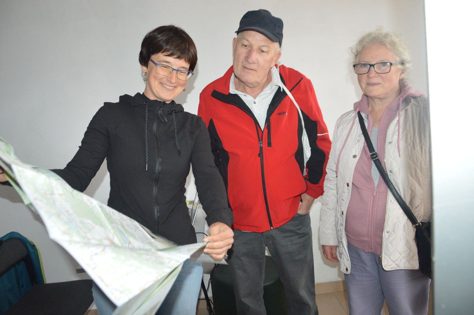 Państwo Małgorzata i Kazimierz z Krakowa przyszli do Centrum Informacji Turystycznej, by ustalić trasę dzisiejszej wycieczki