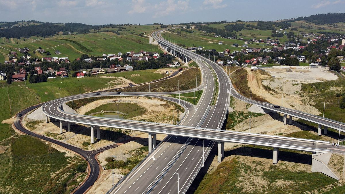 nowy odcinek Zakopianki
Grzegorz Momot
droga, dwupasmowy, dwupasm�wka, odcinek, otwarcie, podhale, trasa, zakopianka, zdj�cie z drona, infrastruktura drogowa, inwestycja, Malopolska, nowy, oddanie, ruch samochodowy, Tatry, widok z g�ry, z drona, z lotu ptaka, budowa dr�g