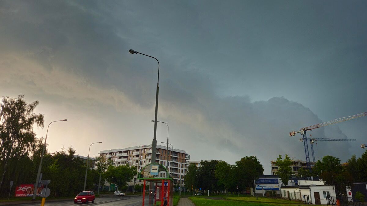 Gęste, ciemne chmury burzowe zbierające się nad Lublinem, zwiastujące nadchodzące opady i możliwą burzę