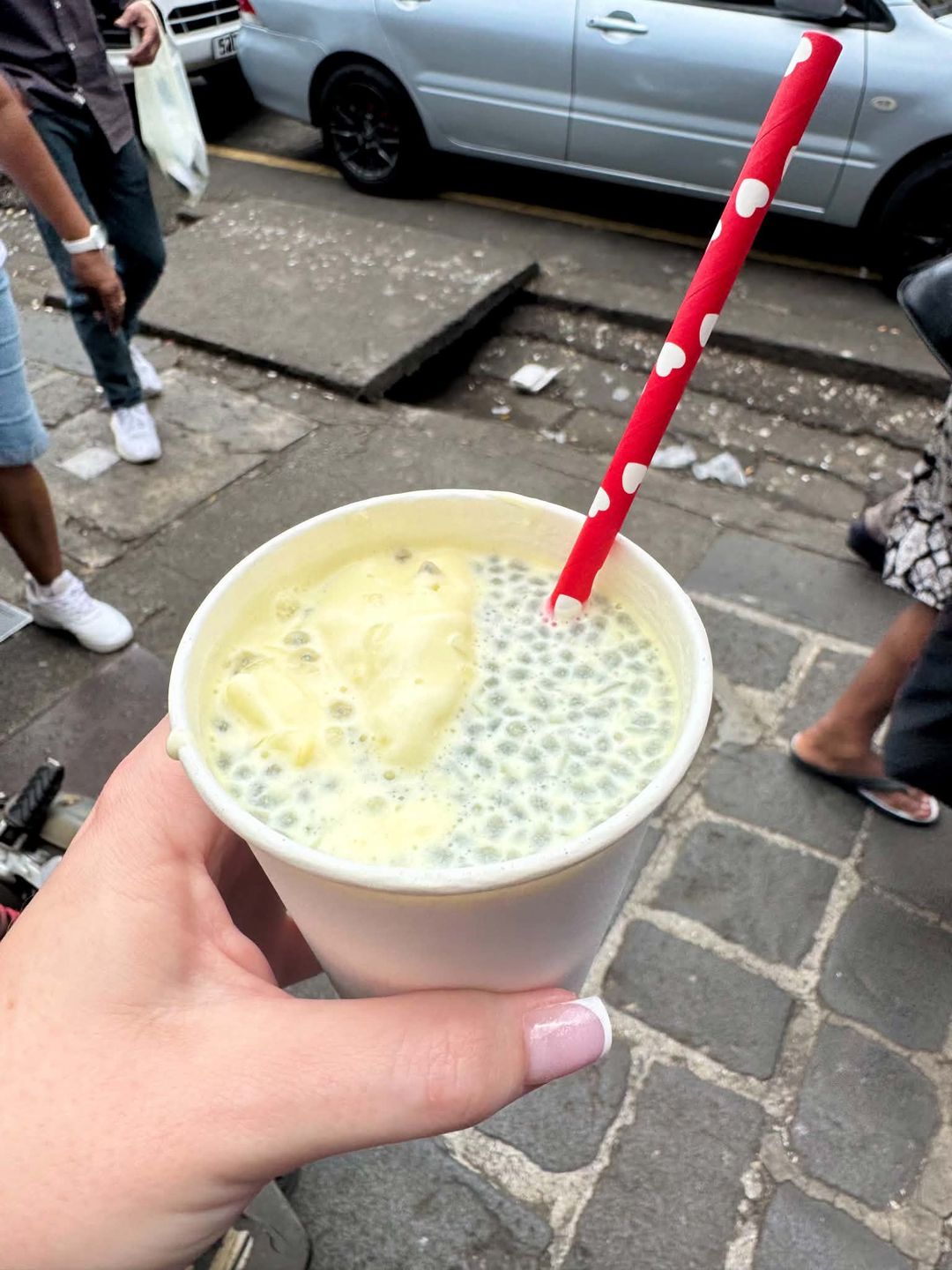 Alouda z nasionam bazylii, mlekiem i lodami